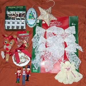 Vintage Holiday Ornament Set - White, Red, and Gold Set Of Cheese Spreaders